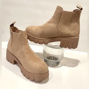 🆕 pullon taupe suede chelsea boots